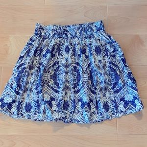 ✨4X HP✨ 🌻 2/$10 H&M blue & white paisley print cotton skirt with pockets small